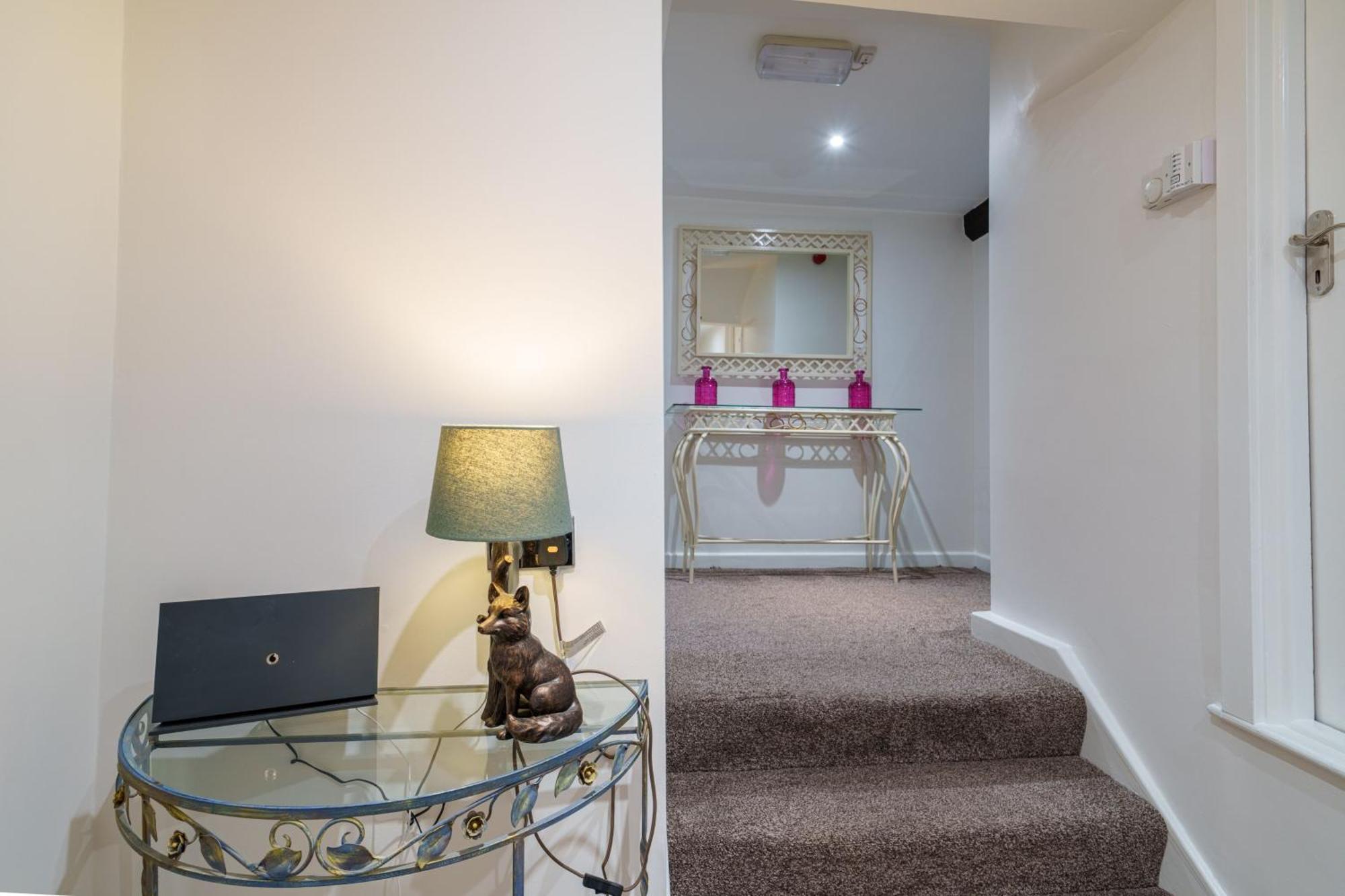 Library View Apartment Kendal Bagian luar foto